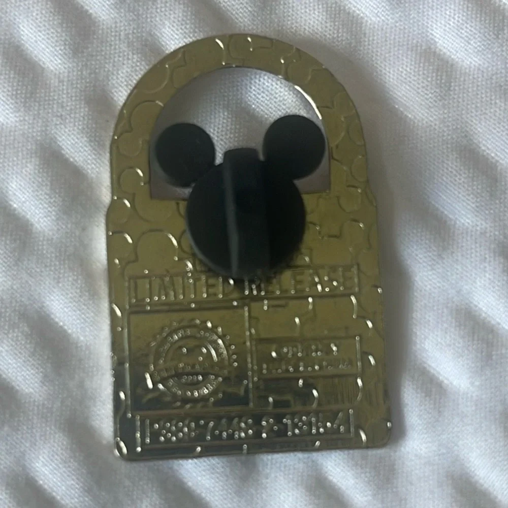 Disney Trading Pin - PLUTO Lock Mickey Keyhole Limited Release 2013